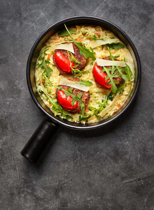 Bio Lamm-Soutzoukakia. Kritharakia. Parmesan. Gewürz-Joghurt. Rucola.