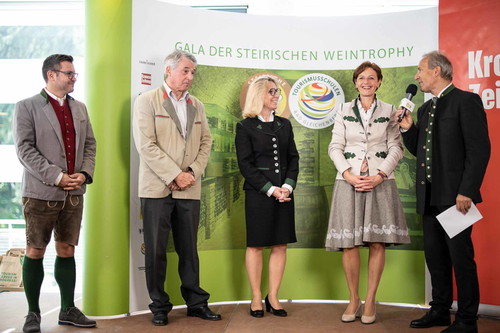 (v.l.n.r.) Überreicht wurden die Trophäen der Steirische Weintrophy 2020&nbsp;von Vorverkostungsorganisator Martin Hartinger, &nbsp;dem Steirischen Weinbaudirektor Werner Luttenberger,&nbsp;Notarin Valentina Herk,&nbsp;Landwirtschaftskammer-Vizepräsidentin Maria Pein&nbsp;und Schul- sowie Campusleiter Peter Kospach.