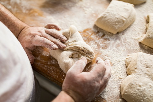 Das Brot wird von Hand hergestellt.