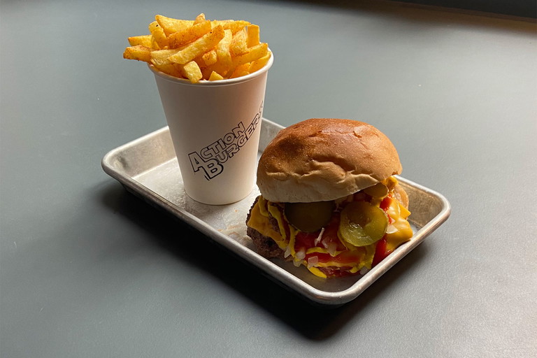 «Smashing Burger»: Aged Luma Beef Double Patty, Triple Cheese, Zwiebel, Essiggurken und Smash Sauce
