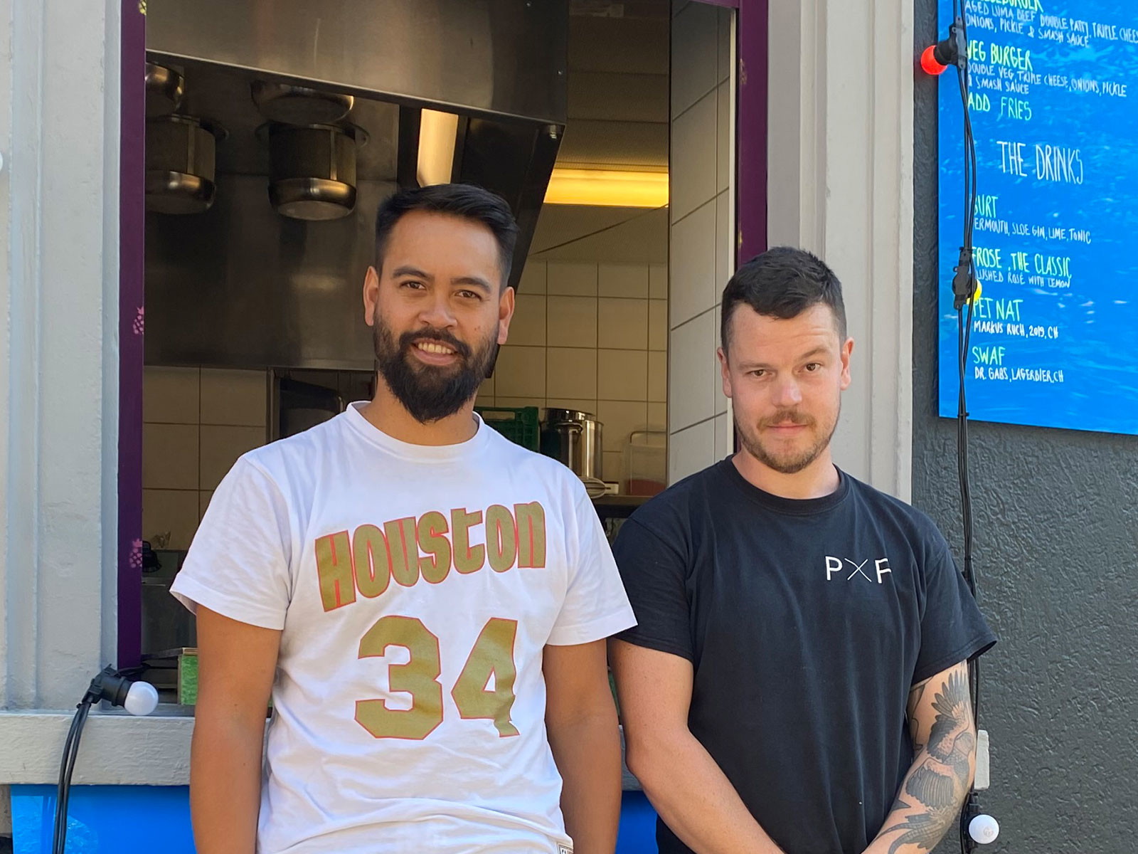 Patrick Schindler mit Gino Miodragovic vor dem Küchenfenster der Zürcher «Bar Central»

