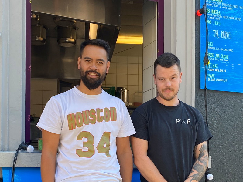 Patrick Schindler mit Gino Miodragovic vor dem Küchenfenster der Zürcher «Bar Central»

