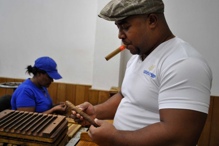 Master Blender Carlos Jiménez begutachtet sein Meisterwerk.