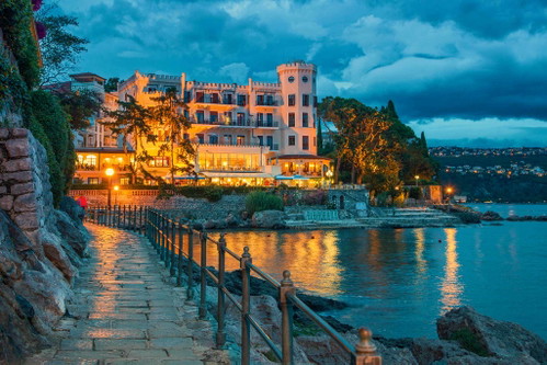 Das »Miramar« ist mit seinem sagenhaften Wellnessangebot und eigenem Strand ein Hotelklassiker in Opatija.
