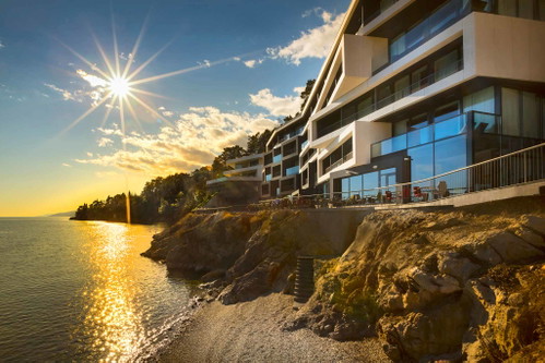 Das Designhotel »Navis« ist direkt am Meer gelegen und begeistert mit fantastischer Aussicht und gehobenem Restaurant.
