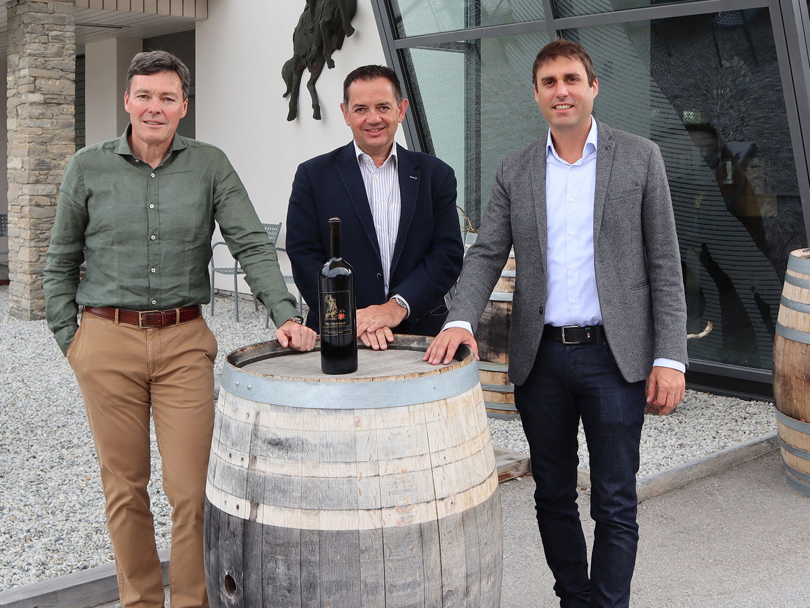 Patrick Z’Brun von der Domaines Chevaliers,&nbsp;Vincent Claivaz, Vorsitzender des Verwaltungsrates der Maison Gilliard mit Grégory Dubuis, Direktor der Maison Gilliard.