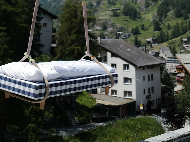 Die frisch gelieferten Hästens-Betten für die neuen Chalets.