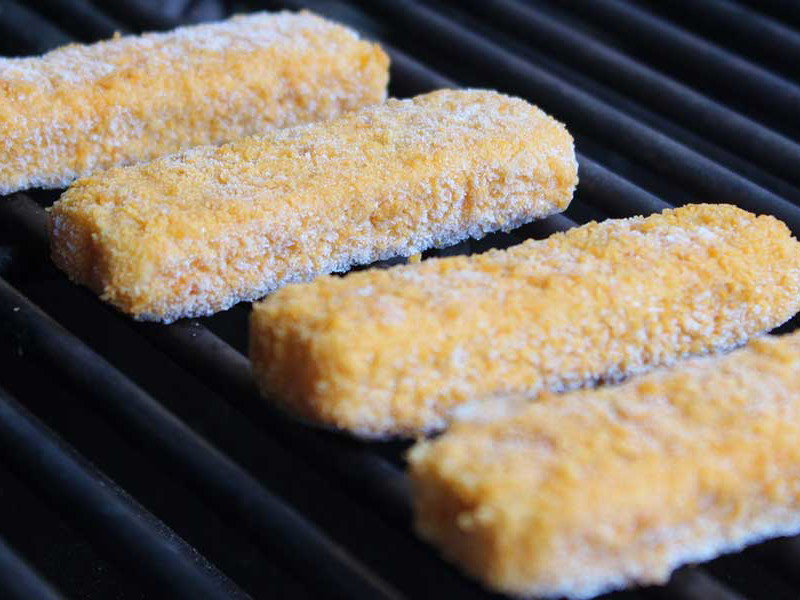 Fischstäbchen werden auch auf dem Grill gut – aber nicht immer knusprig.