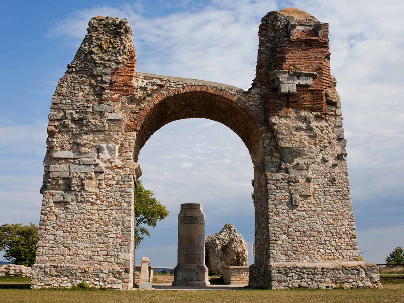 Österreichs bekanntestes römisches Bauwerk: das Heidentor bei Carnuntum.