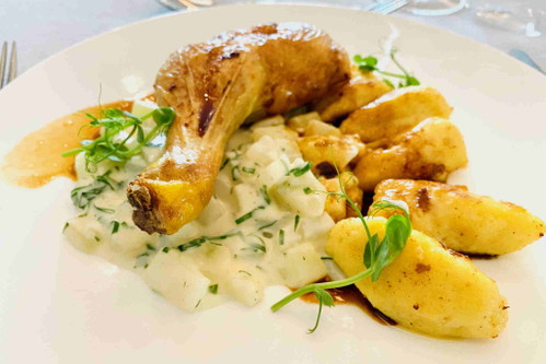 Kohlrabigemüse und Handnockerl mit Hendl.