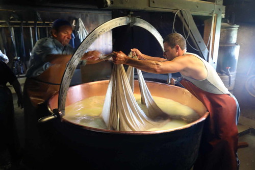 Das Entrahmen erfolgt durch händisches Abschöpfen, es wird noch mit Holz befeuert, und der Käse wird manuell mit dem Käsetuch herausgehoben.&nbsp;