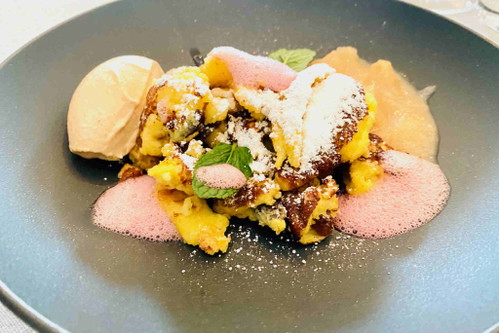 Kaiserschmarrn mit Bratapfeleis an Preiselbeerschaum und Birnenragout.