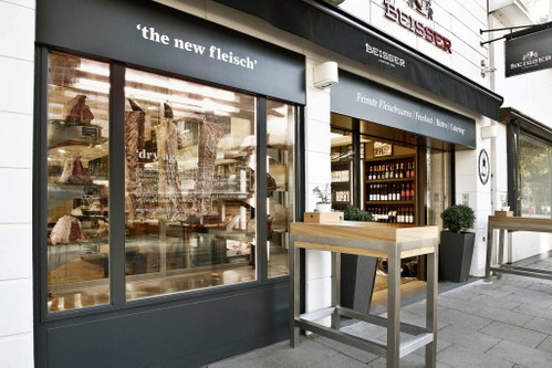 Wie eine Boutique, nur für Fleisch: Bei Beisser hängen Rinderrücken aus. 