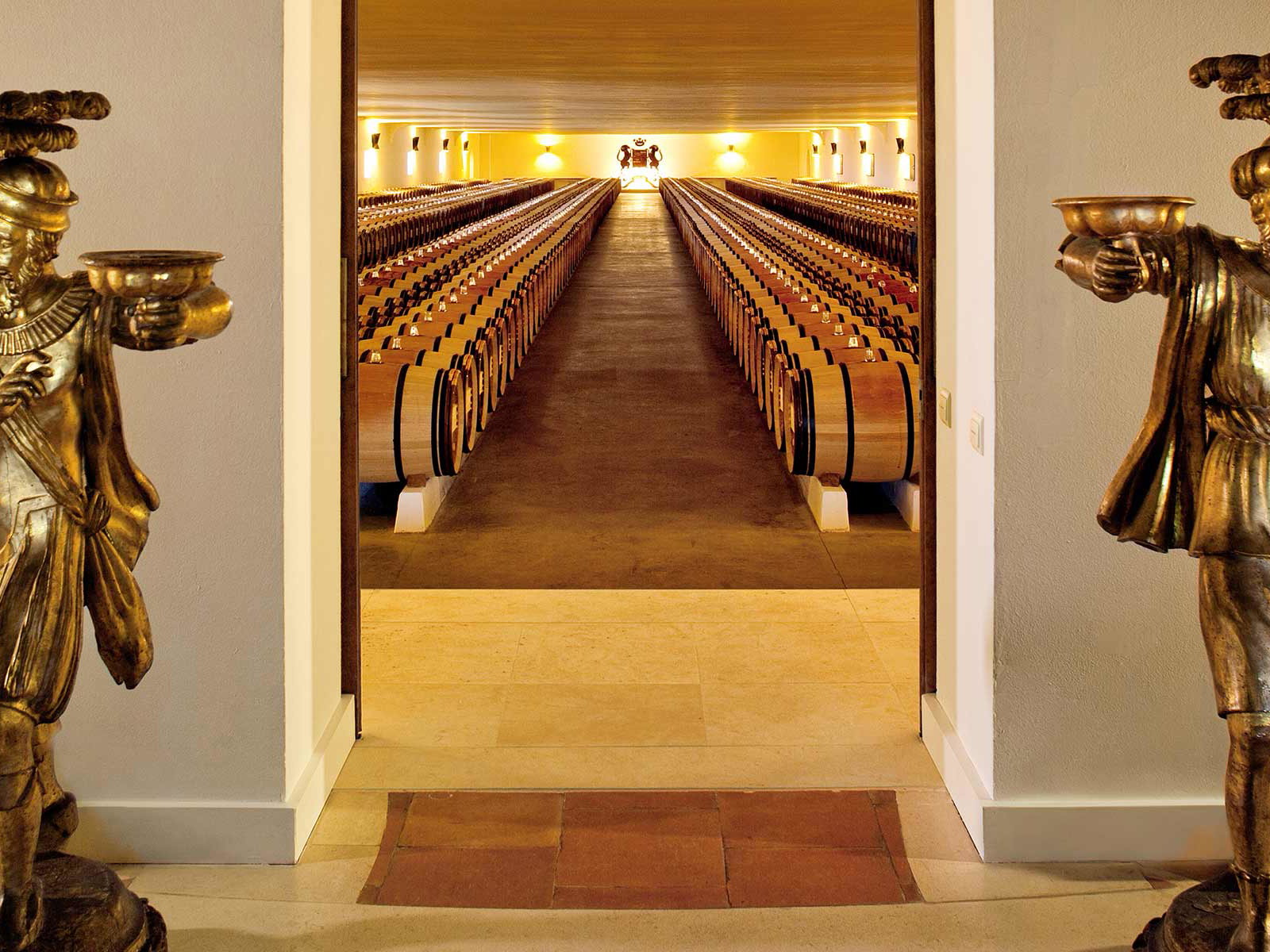Blick in den Fasskeller des Château Mouton Rothschild