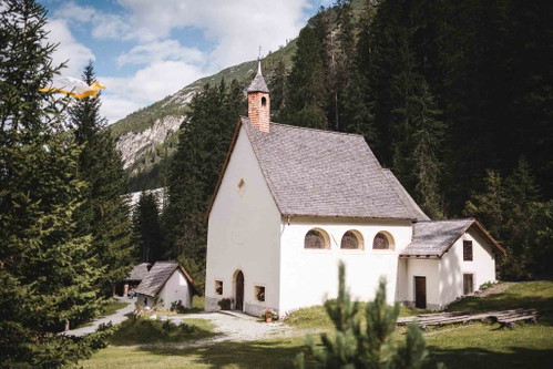 Die Kapelle befindet sich jetzt dort, wo einst die drei Rinnsale&nbsp;vom Felsen brachen, und je ein Kreuz mit sich trugen.