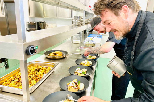 Küchenchef Ernst Skvarca beim Anrichten.
