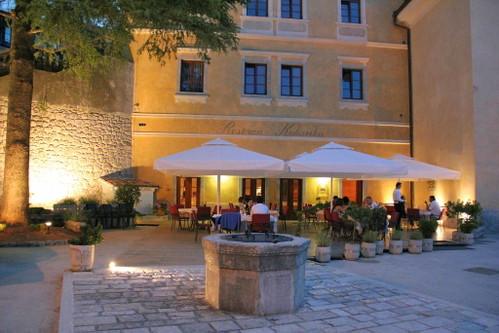 Eines der besten Restaurants in einem kleinen Dorf etwas abseits der Küste ist das »Kukuriku«. Legendärer Weinkeller.