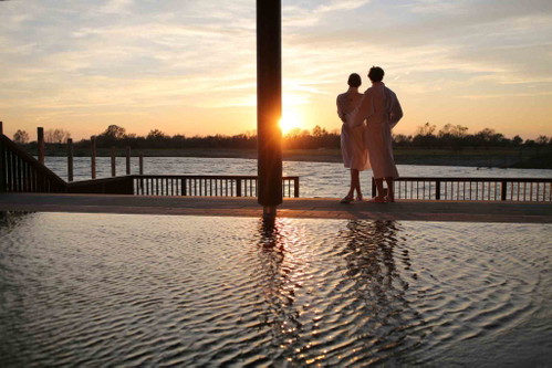 Wellness, Genuss und Natur verbinden sich auf elegante Weise in der »St. Martins Therme und Lodge«.