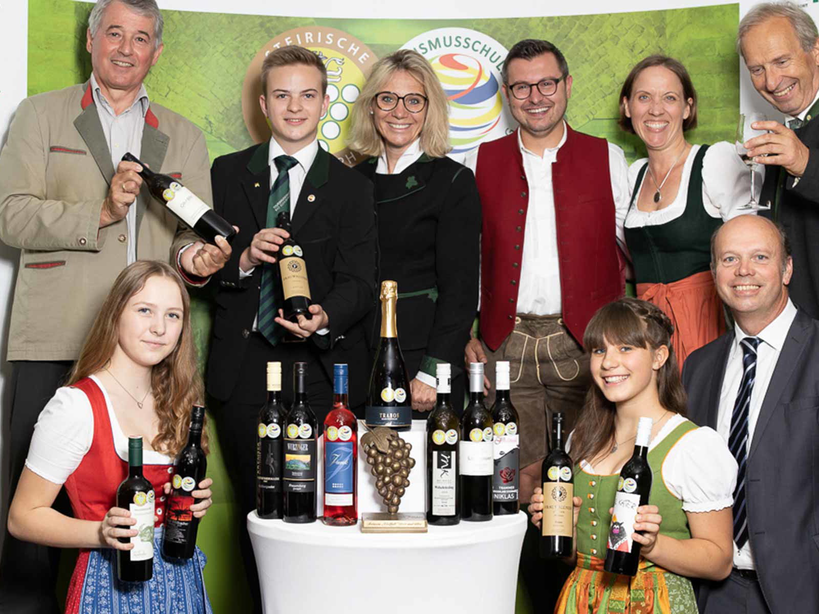 Steirischer&nbsp;Weinbaudirektor Werner Luttenberger,&nbsp;Notarin Valentina Herk, Vorverkostungsorganisator Marin Hartinger, Landwirtschaftskammer-Viezepräsidentin Maria Pein, Schul- und Campusleiter Peter Kospach mit Schülern der Tourismusschule Bad Gleichenberg.