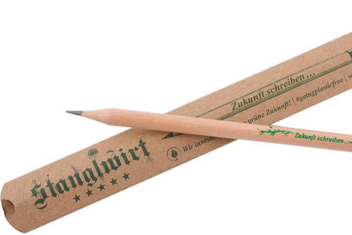 Fertig geschrieben und in Erde gesetzt: Ein Bleistift vom »Stanglwirt« - aus dem Kräuter wachsen.