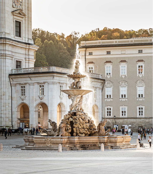 Residenzbrunnen mit Blick auf die Terrasse des Domquartiers.