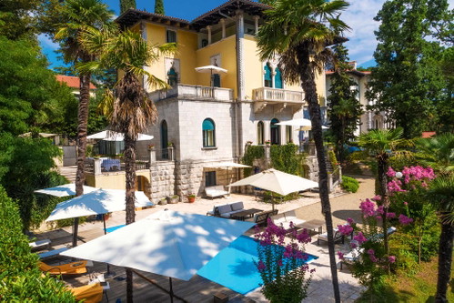 Mit Palmengarten und Pool ist das Hotel »Villa Astra«&nbsp; eine der schönsten Bleiben der Region.