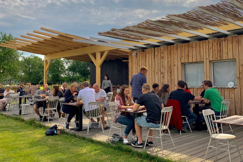 Der Gastgarten mitten im Grünen lädt zum Verweilen ein.
