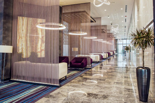 Metall-Vorhang: Produkt von Kriskadecor für »Chinar Plaza« in Baku, Design: Özgür Turan.