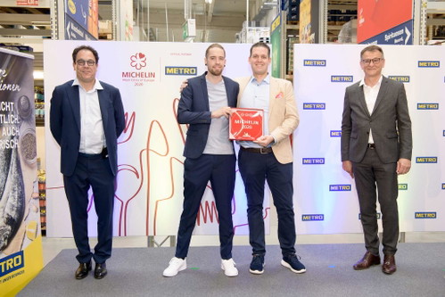 METRO Österreich CEO Xavier Plotitza,&nbsp;Souschef David Fleckinger und Restaurantleiter Johannes Kahrer (Restaurant Amador) sowie&nbsp;Josef Pirker, Operations Director METRO Österreich.