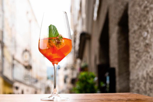 Die Salzburger Antwort auf italienische Bittergetränke: Sporer Bitter mit Prosecco und Eis in der Getreidegasse.