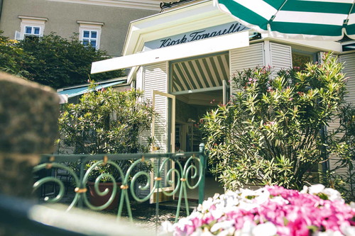 Der »Tomaselli-Kiosk « vis-à-vis vom Café ist im Sommer ein beliebter Treffpunkt unter Kastanienbäumen. Erbaut wurde er 1860.&nbsp;