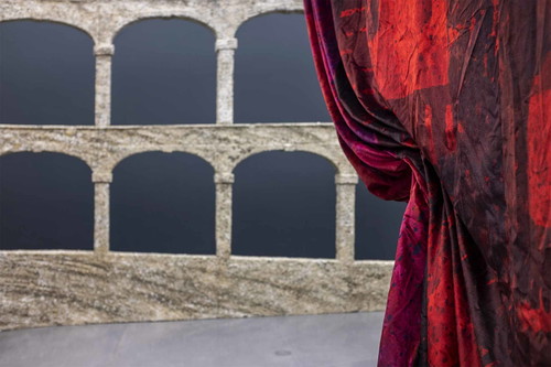 In der Kunsthalle im Untergeschoß des Salzburg Museum setzen die in den Festspielwerkstätten nachgebauten Felsenreitschul-Arkaden markante Blickpunkte.