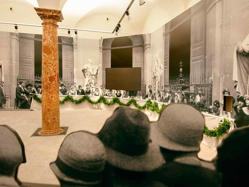 Mit einer filmischen Dokumentation inmitten der «Jedermann»-Tafel hebt die Landesausstellung «Großes Welttheater» im Salzburg Museum an.