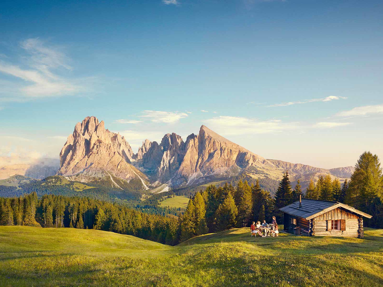 Vor dem beeindruckenden Bergpanorama von Langkofel und Plattkofel breitet sich die wunderbar wanderbare Seiser Alm aus.