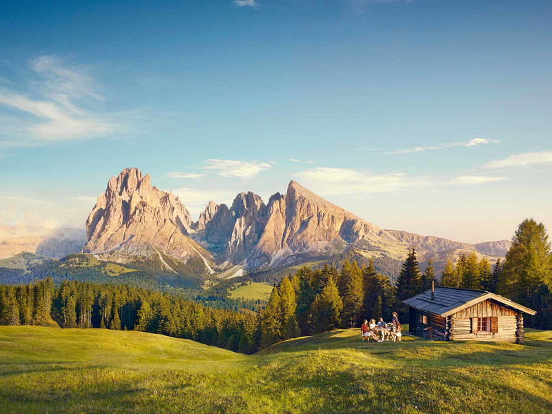Vor dem beeindruckenden Bergpanorama von Langkofel und Plattkofel breitet sich die wunderbar wanderbare Seiser Alm aus.