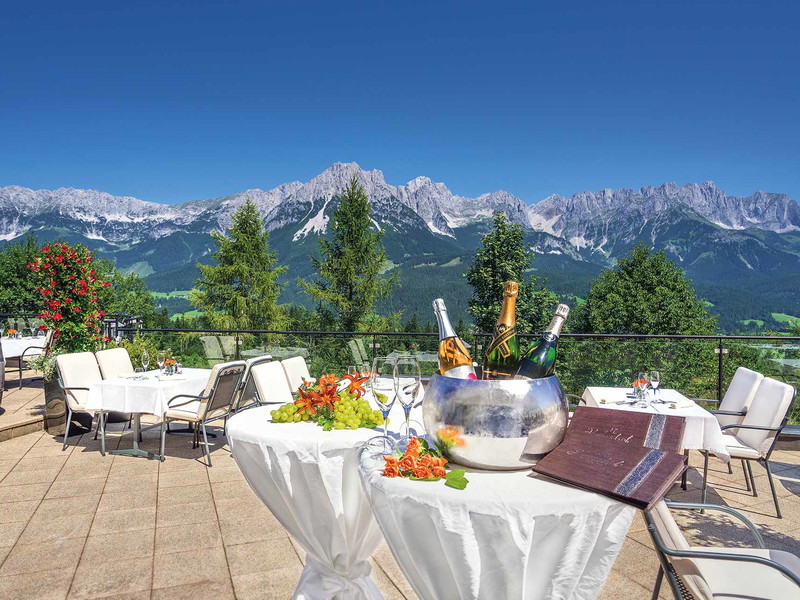 Das Fünf-Sterne-Superior-Hotel »Kaiserhof« mit Blick auf den Wilden Kaiser.