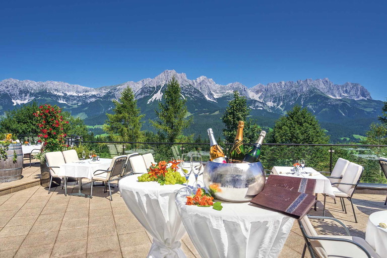 Das Fünf-Sterne-Superior-Hotel »Kaiserhof« mit Blick auf den Wilden Kaiser.