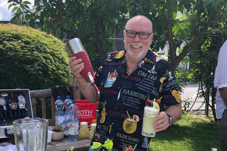 Bartender Franz Ellmaier verwendet den »Chill Amoi Gin« für seine »Hanf im Glück Fizz« Cocktail-Variation.