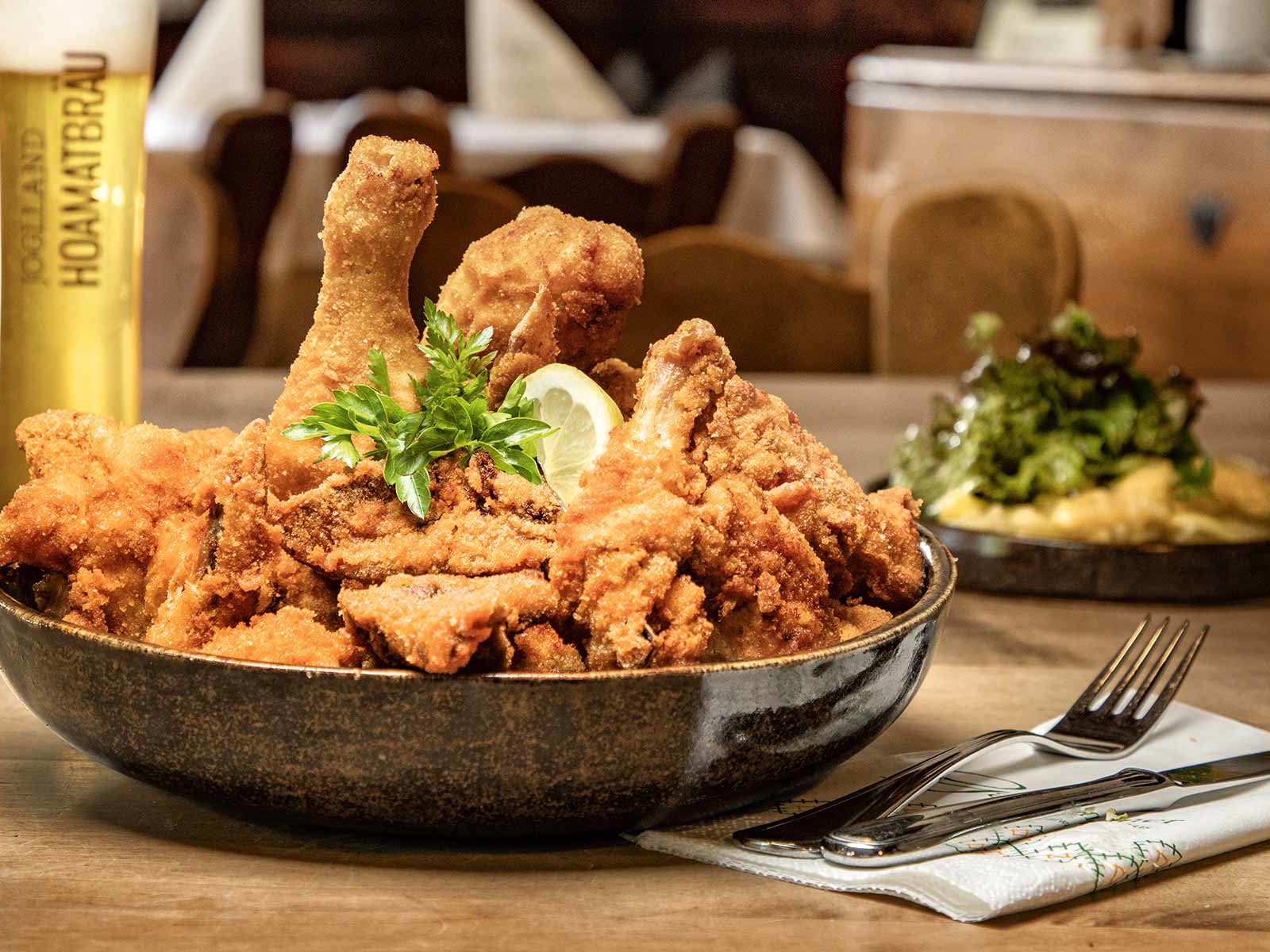 Mahlzeit! Die Empfehlung der steirischen Wirte zum Backhendl ist übrigens Bier. Im »Gallbrunner« wird das selbst gebraute »Hoamatbräu« serviert.