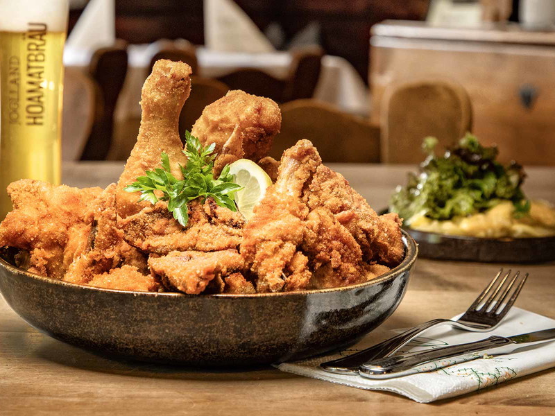 Mahlzeit! Die Empfehlung der steirischen Wirte zum Backhendl ist übrigens Bier. Im »Gallbrunner« wird das selbst gebraute »Hoamatbräu« serviert.