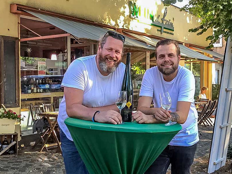 Marcel Kube (rechts) wird man künftig öfter bei Matthias Gräfe im »Gräfes Wein &amp; fein« antreffen.