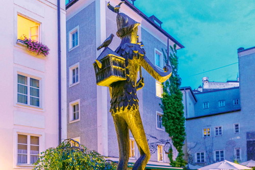 Der Papageno- brunnen am gleichnamigen Platz verweist auf die »Zauberflöte«, geschaffen wurde er von Hilde Heger.