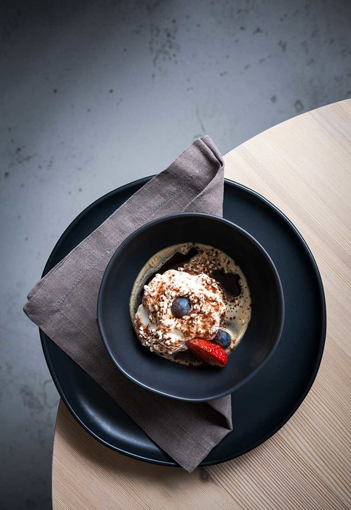 Frühstück: Schwarzbeer-Porridge mit Apfel und Bergsamen