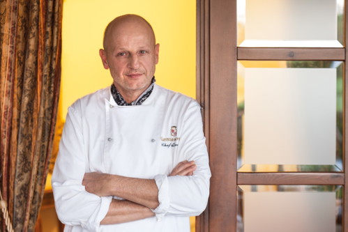 ...Küchenchef Tonino Venica: im Hintergrund der für das Friaul typische Fogolar.