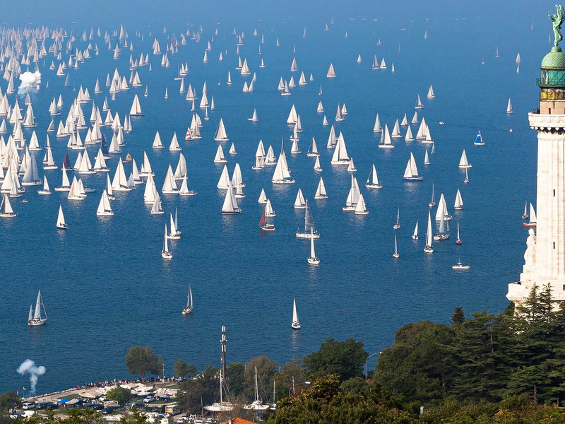 Die berühmte Barcolana im Golf von Triest ist mit mehr als 2500 Booten die weltweit größte Segelregatta.