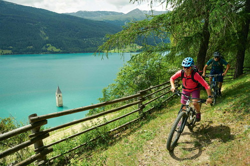 Reschensee mit versunkener Kirche