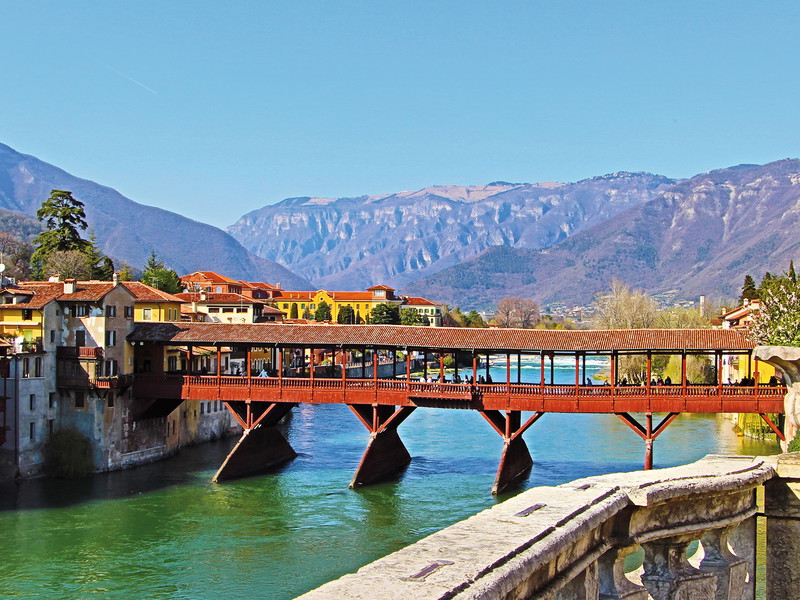 Bassano del Grappa: Blick auf die hölzerne Brücke Ponte Vecchio.