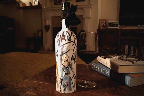 Mit dem herausragendem Design wird die Flasche zum Eyecatcher am Tisch.