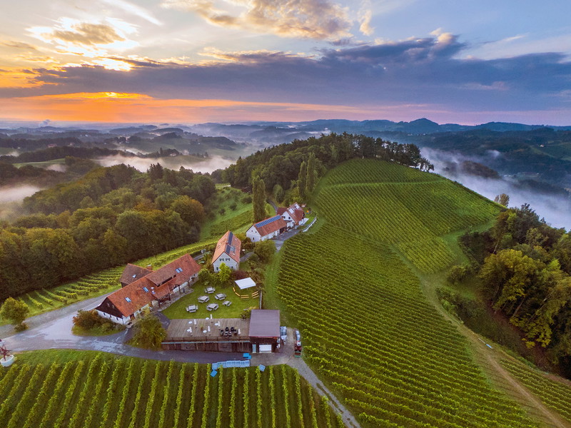 Hoch oben am Kranachberg bei Gamlitz in der Südsteiermark in Österreich liegt das Anwesen des Trophy-Siegers Markus Pongratz.