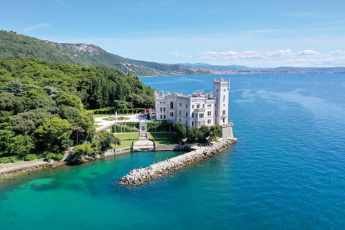Schloss Miramare auf einer Klippe in der Bucht von Grignano wurde einst für Maximilian, den Bruder von Kaiser Franz Joseph, erbaut, als er Oberbefehlshaber der österreichischen Kriegsmarine war. Er wohnte dort bis zu seinem – letztlich verhängnisvollen – Aufbruch nach Mexiko, wo er die Kaiserwürde annahm.